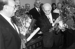 Honorowi Obywatele miasta Kalisza, Henryk Jedwab i Jan Ptaszyn Wróblewski, w głębi, Jerzy Rubiński, przewodniczący Rady Miejskiej.