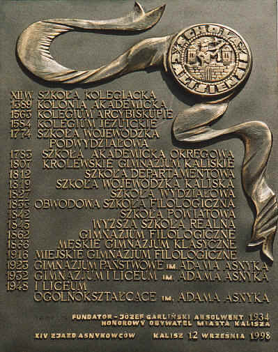Tablica poświęcona historii Szkoły ufundowana przez Józefa Garlińskiego z okazji XIV Zjazdu Asnykowców we wrześniu 1998.