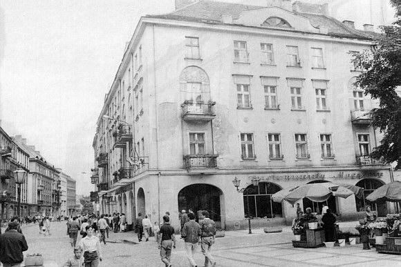 30 Gwny Rynek - budynek narony przy ulicy Warszawskiej.