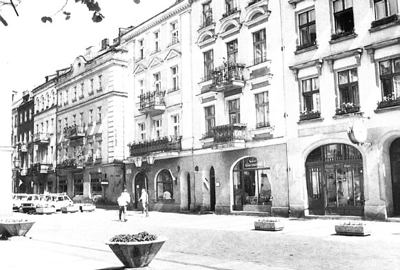 36a Gwny Rynek - pierzeja pd.-wsch. midzy ulicami azienn i Piekarsk.