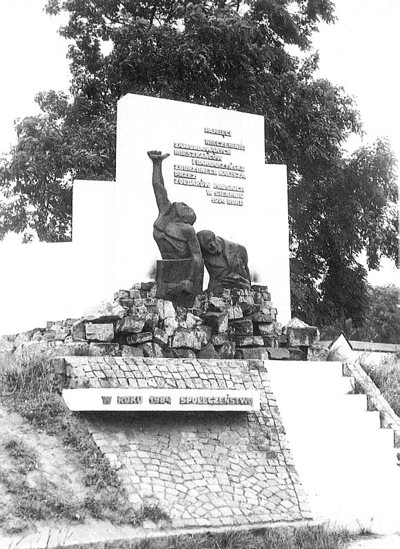 69 Pomnik pamici pomordowanych mieszkacw Kalisza w 1914 roku i zburzenia miasta. Autorem pomnika jest kaliski rzebiarz Andrzej Omina. Pomnik odsonito w 70-t rocznic zburzenia Kalisza.